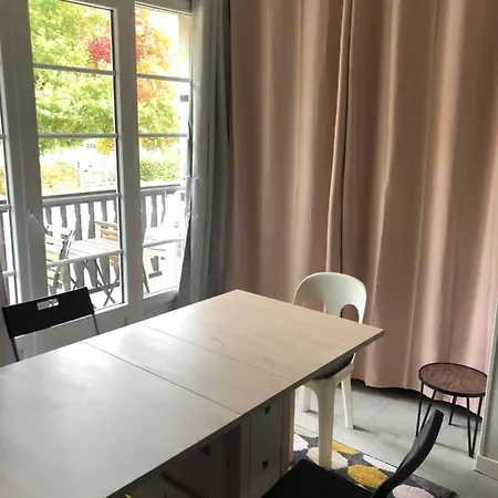 Renove Prive Proche De Toutes Commodites Et Loisirs, Place Parking Inclus 라루브불